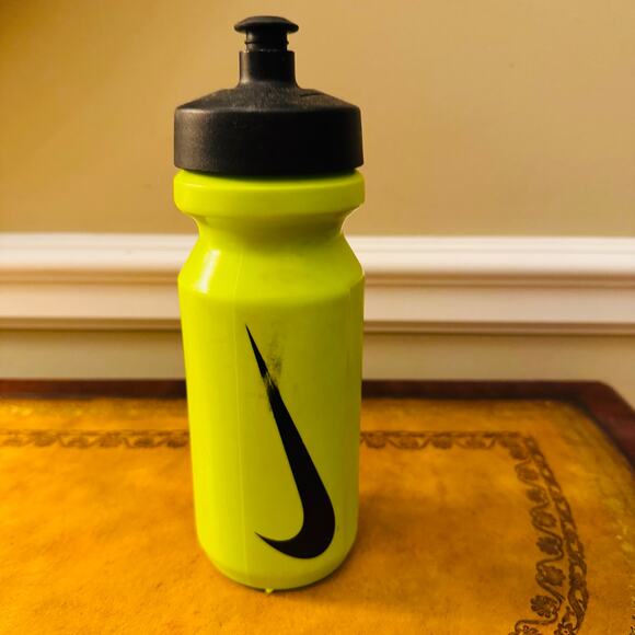 NIKE Big Mouth 22 oz Squeezable Push Pull Spout Neon Green Black Water Bottle - Picture 2 of 7